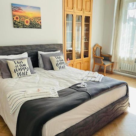Spacious 2 Bedrooms In The Center Of Ереван Екстериор снимка